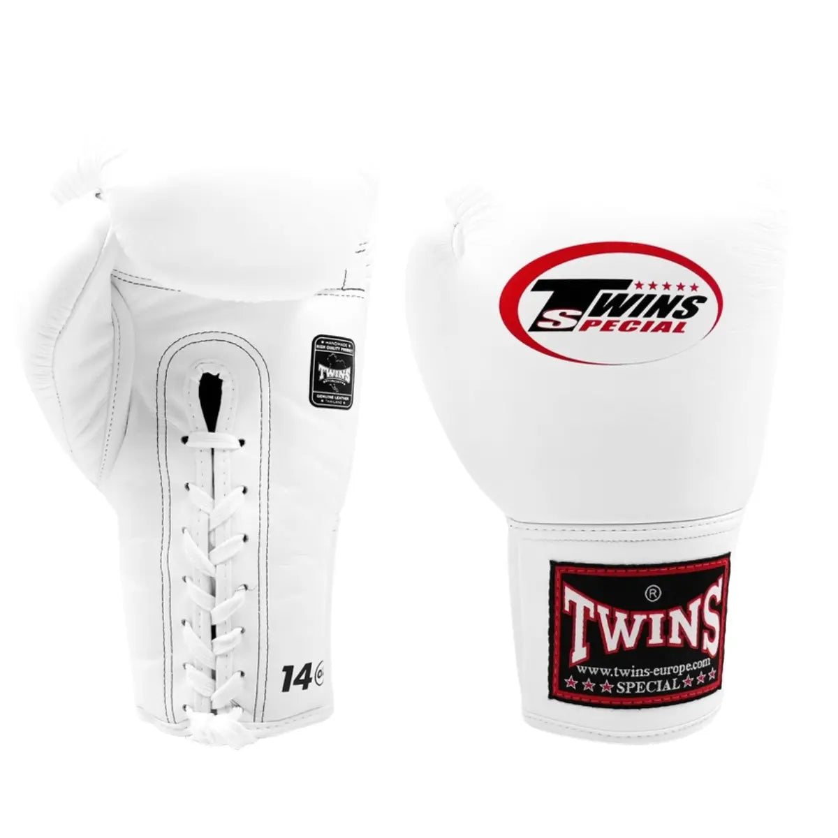 De Twins Bokshandschoenen BGLL 1 Wit staan rechtop op een witte achtergrond, waarbij één handschoen de voorzijde met het Twins Special-logo toont en de andere de veterzijde. De strakke witte leren afwerking straalt elegantie en professionaliteit uit. De zwarte vetersluiting en rode accenten op de polssluiting benadrukken de hoogwaardige afwerking en het traditionele bokshandschoenontwerp van Twins Special.