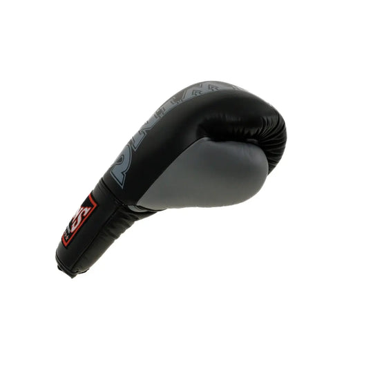 Een enkele Twins bokshandschoen in zwart en grijs, liggend op een witte achtergrond. De handschoen toont het Twins-logo op de polsband en heeft een strakke, professionele afwerking die ideaal is voor intensieve bokstrainingen.