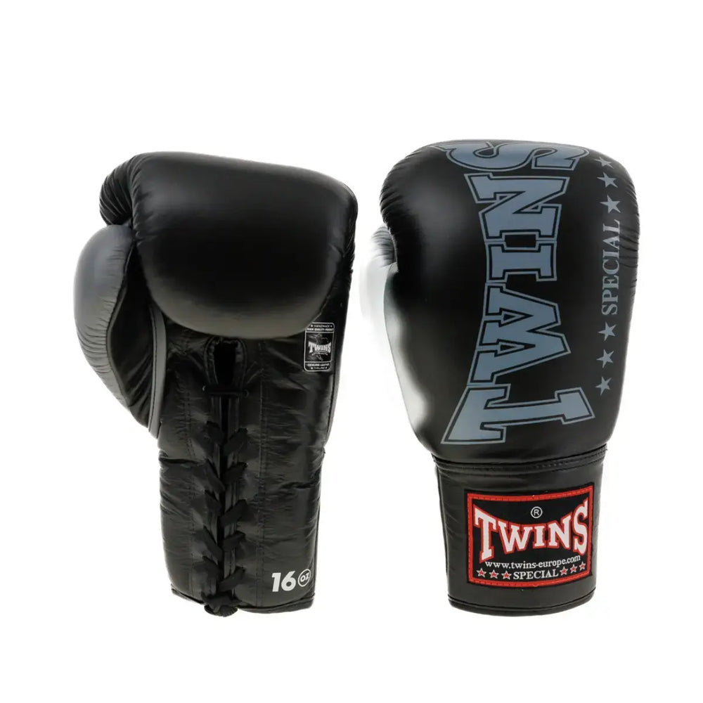 Zwart-grijze Twins Special bokshandschoenen met vetersluiting, volledig lederen ontwerp en geschikt voor professionele bokstraining.