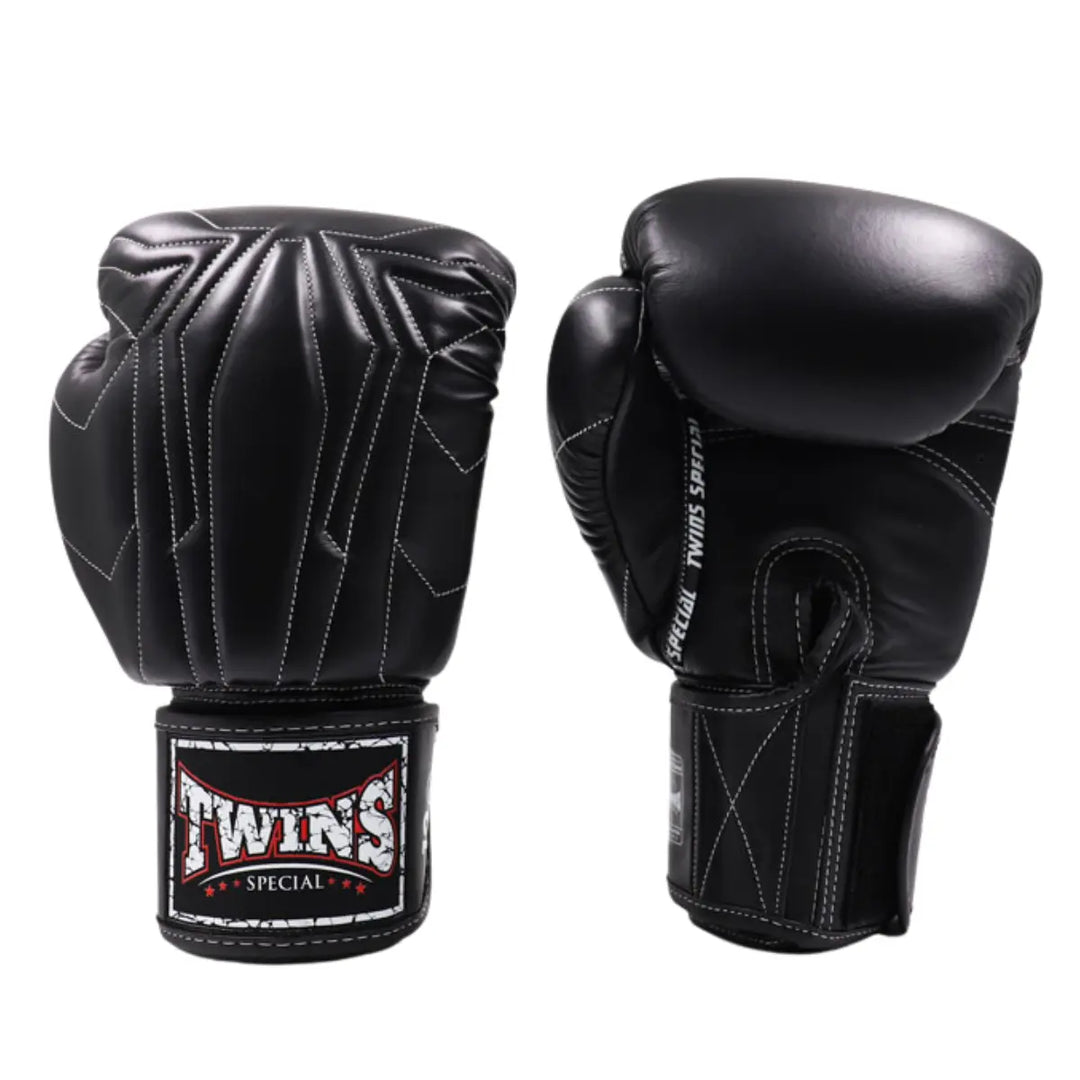 Zwarte Twins Special bokshandschoenen met opvallend wit stiksel en stevige klittenbandsluiting. De handschoenen bieden optimale ondersteuning en hebben een robuuste uitstraling.