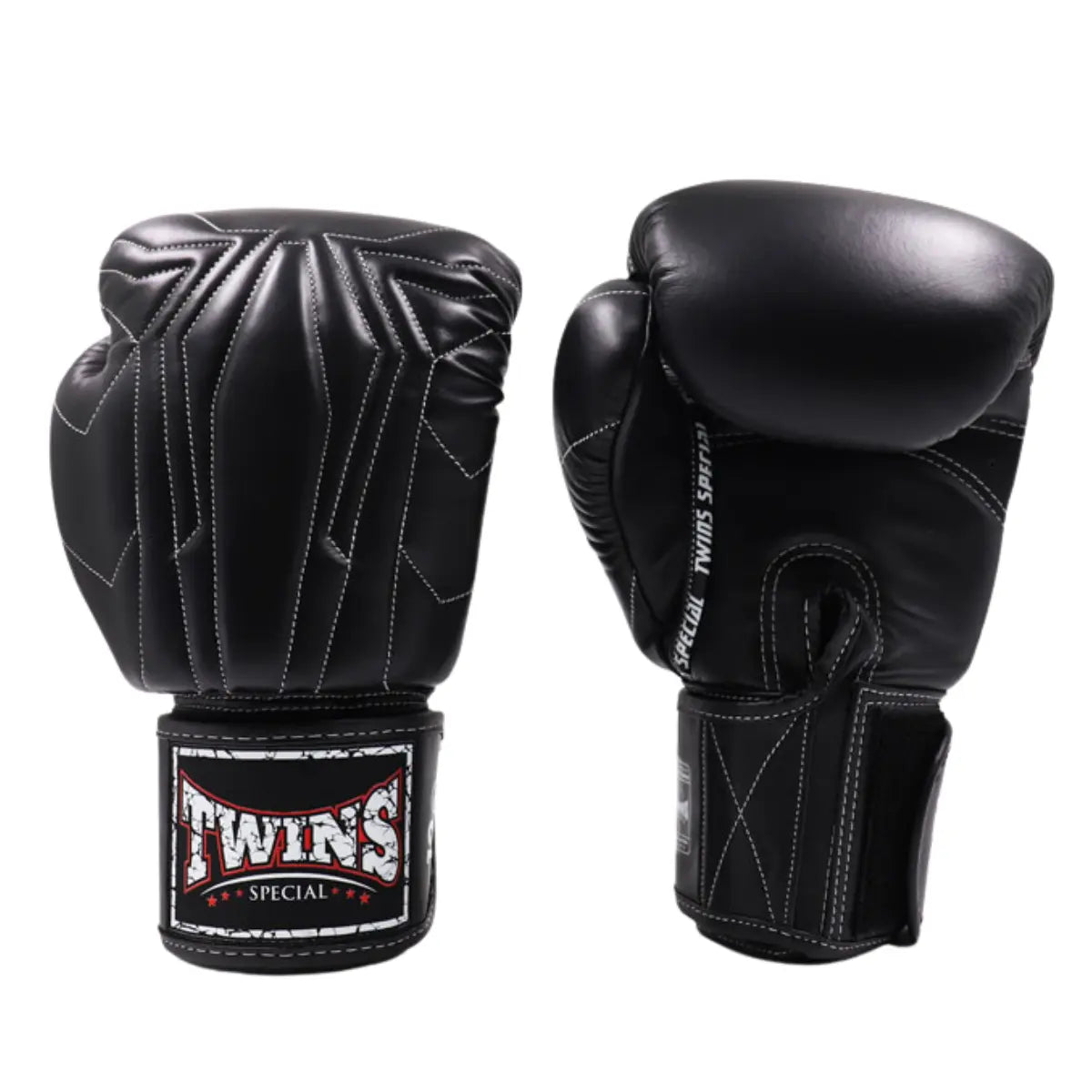Zwarte Twins Special bokshandschoenen met opvallend wit stiksel en stevige klittenbandsluiting. De handschoenen bieden optimale ondersteuning en hebben een robuuste uitstraling.