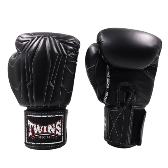 Zwarte Twins Special bokshandschoenen met opvallend wit stiksel en stevige klittenbandsluiting. De handschoenen bieden optimale ondersteuning en hebben een robuuste uitstraling.