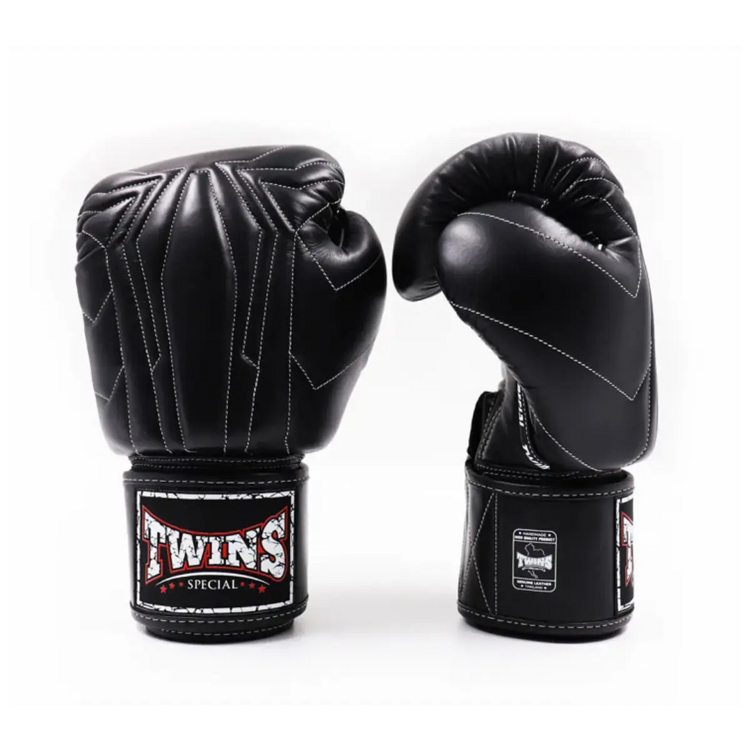 Zwarte Twins Special bokshandschoenen met wit stiksel en klittenbandsluiting, ontworpen van hoogwaardig leer voor intensieve bokstraining.