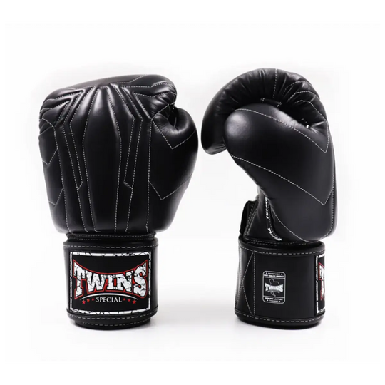 Zwarte Twins Special bokshandschoenen met wit stiksel en klittenbandsluiting, ontworpen van hoogwaardig leer voor intensieve bokstraining.