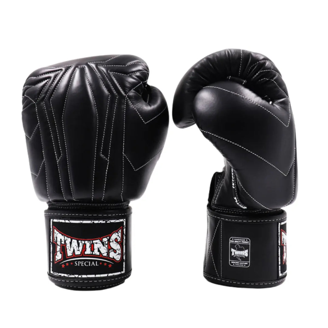 Zwarte Twins Special bokshandschoenen met witte stiksels en herkenbaar logo op de sluiting. Het ontwerp biedt zowel stijl als ondersteuning tijdens training.