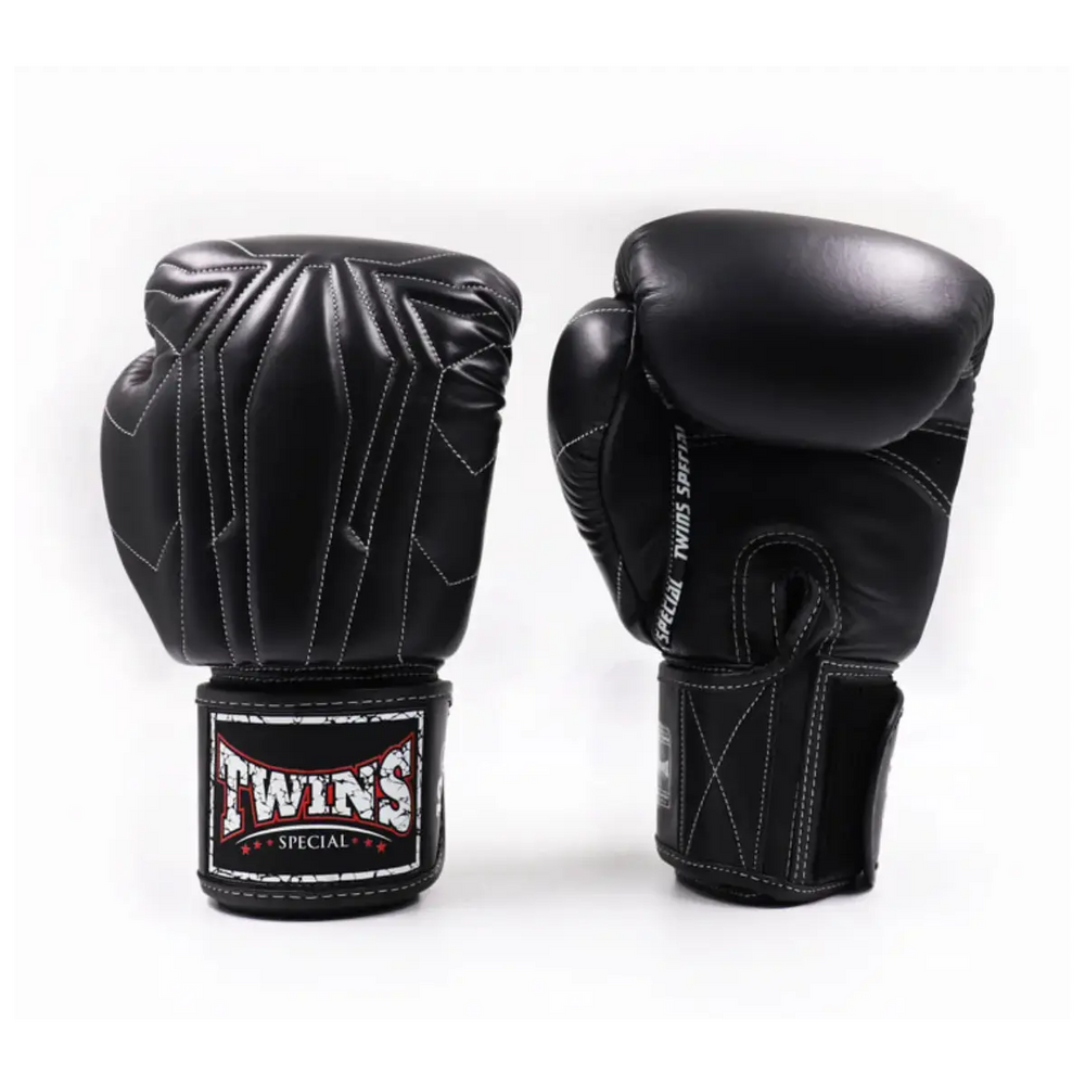 Zwarte Twins Special bokshandschoenen met wit contraststiksel en klittenbandsluiting, gemaakt van hoogwaardig leer voor intensieve bokstraining.