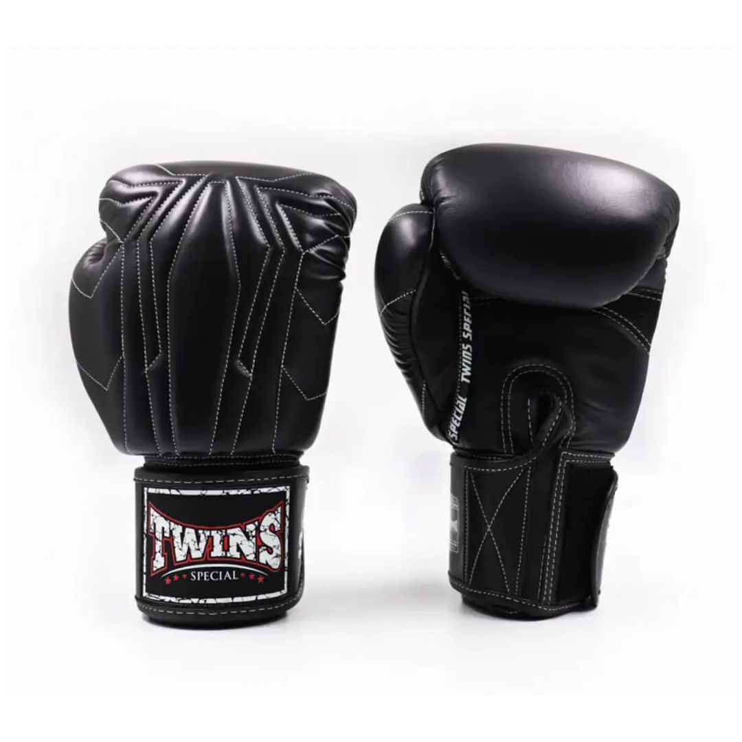 Zwarte Twins Special bokshandschoenen met wit contraststiksel en klittenbandsluiting, gemaakt van hoogwaardig leer voor intensieve bokstraining.