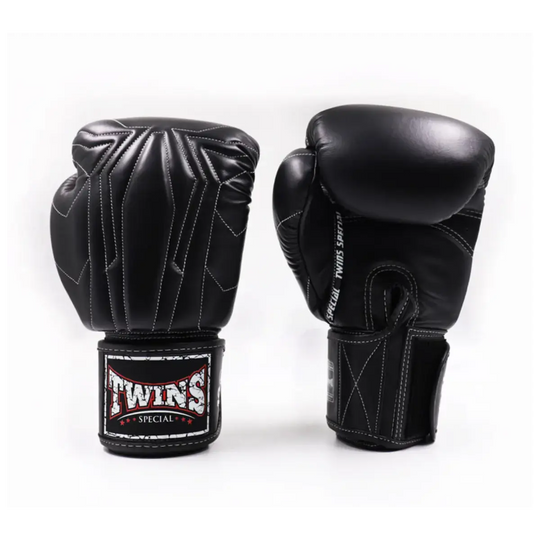 Zwarte Twins Special bokshandschoenen met wit contraststiksel en klittenbandsluiting, gemaakt van hoogwaardig leer voor intensieve bokstraining.