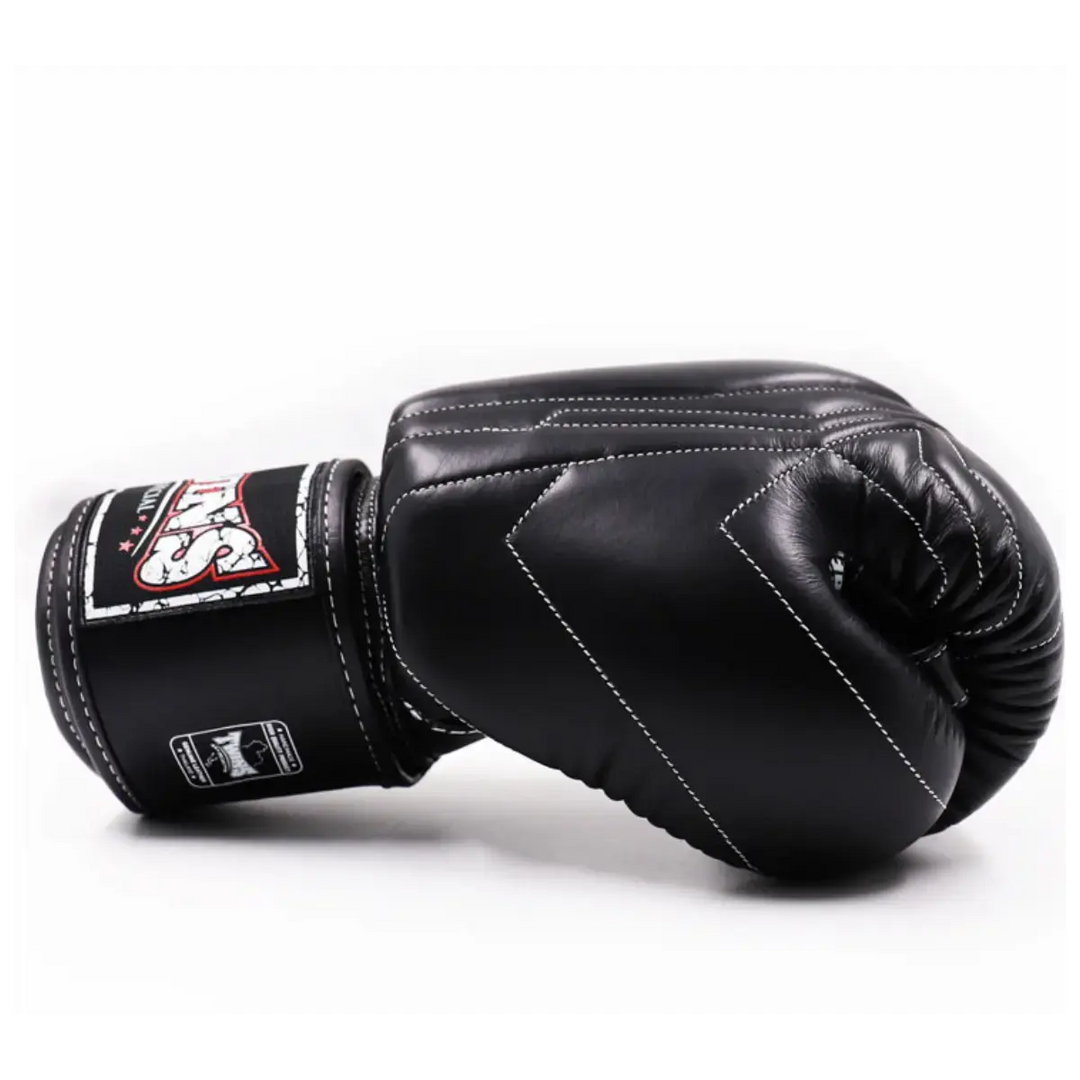 Zijaanzicht van zwarte Twins Special bokshandschoen met wit contraststiksel en brede klittenbandsluiting, uitgevoerd in hoogwaardig leer.
