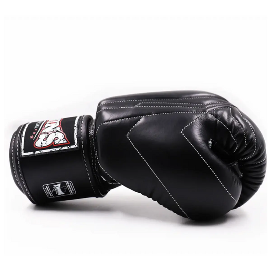 Zijaanzicht van zwarte Twins Special bokshandschoen met wit contraststiksel en brede klittenbandsluiting, uitgevoerd in hoogwaardig leer.