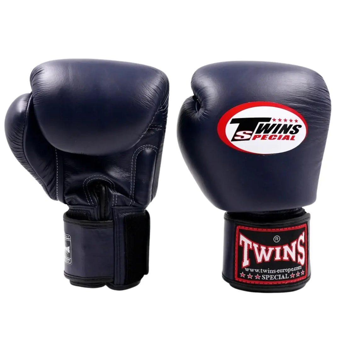 Voorzijde en zijaanzicht van de Twins Bokshandschoenen BGVL 3 Blue met ergonomische vorm en compacte padding voor gecontroleerde stoten.