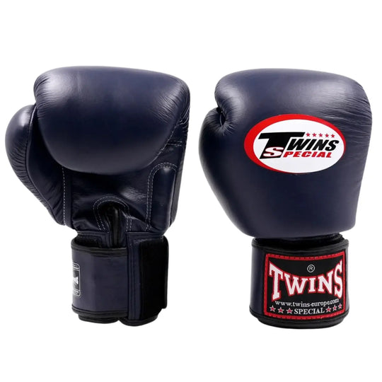 Voorzijde en zijaanzicht van de Twins Bokshandschoenen BGVL 3 Blue met ergonomische vorm en compacte padding voor gecontroleerde stoten.