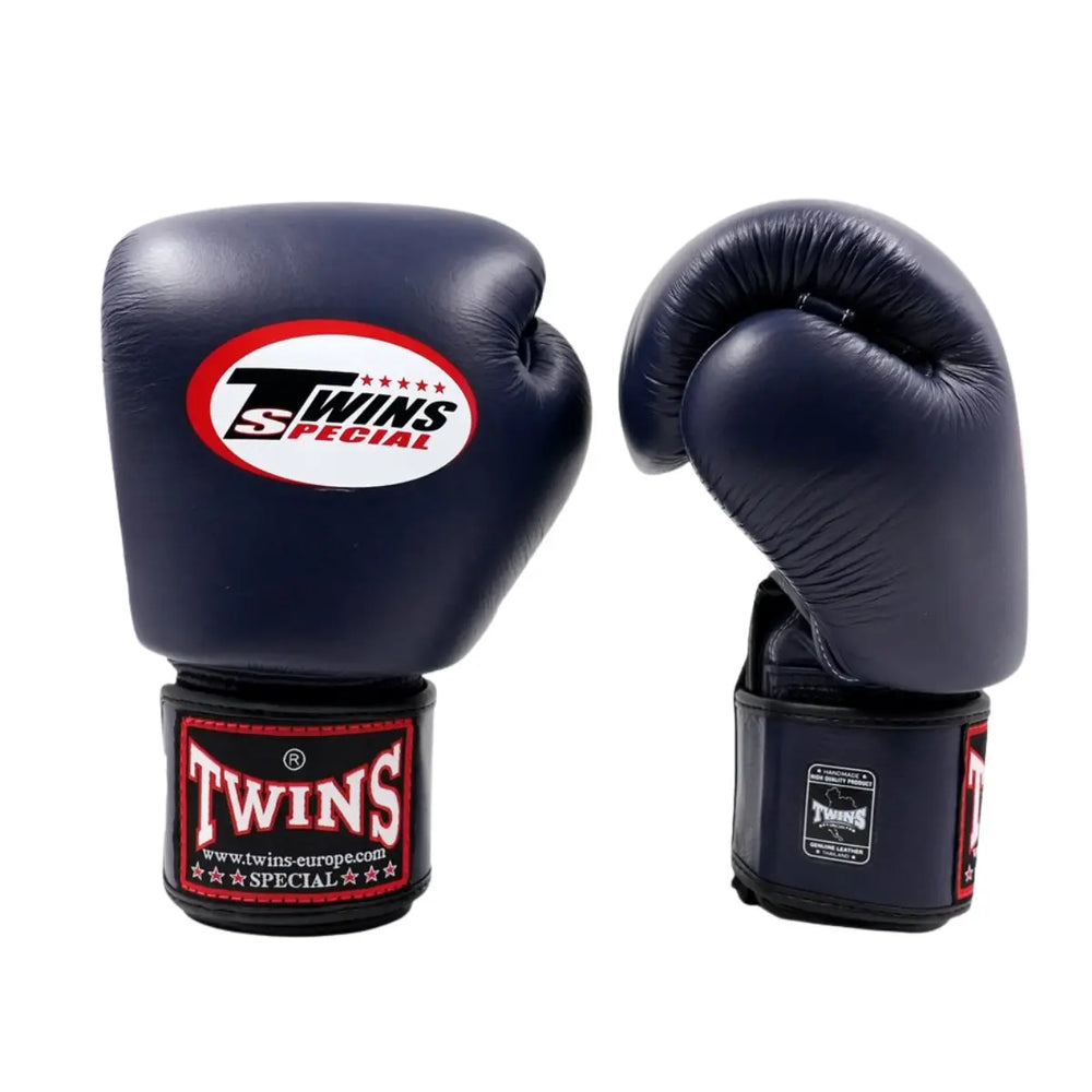 Voor- en achterzijde van de Twins Bokshandschoenen BGVL 3 Blue met klassieke padding, Twins Special logo en stevige polssluiting.