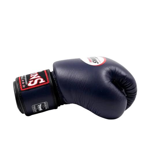 Zijaanzicht van de Twins Bokshandschoenen BGVL 3 Blue liggend gefotografeerd, met comfortabele pasvorm en robuuste afwerking.