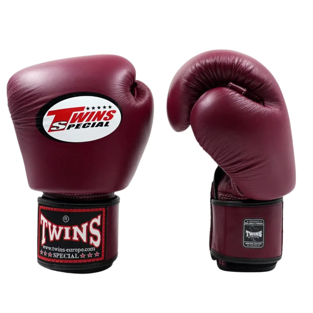 Set donkerrode Twins bokshandschoenen, rechtopstaand op een witte achtergrond, met wit Twins-logo op de vuistzijde en rood label op de polsband.