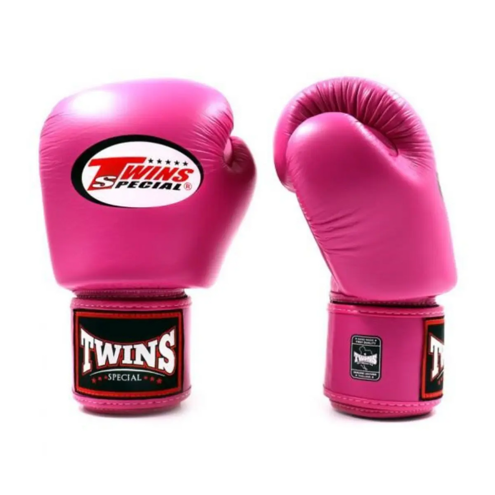 Twee roze Twins Special bokshandschoenen met ronde afwerking, leren buitenkant en herkenbare polslogo's.