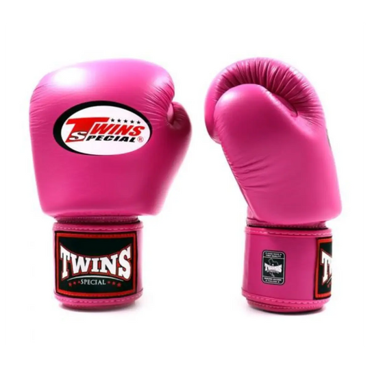 Twee roze Twins Special bokshandschoenen met ronde afwerking, leren buitenkant en herkenbare polslogo's.