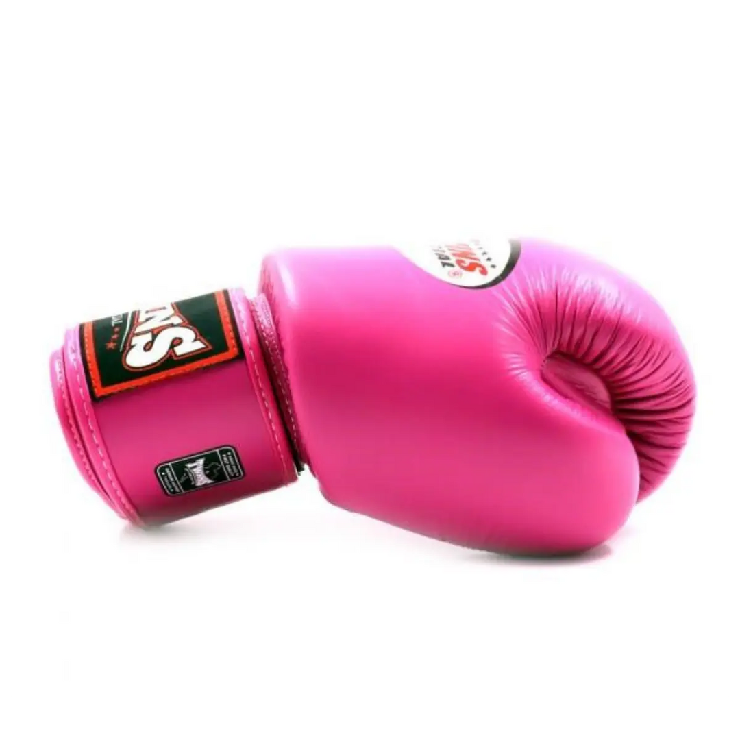 Roze Twins Special bokshandschoen in zijaanzicht, gesloten vuistvorm en stevige polsband met logo.
