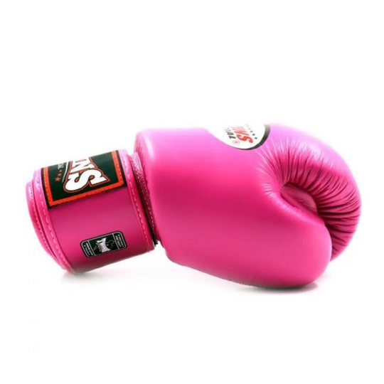Roze Twins Special bokshandschoen in zijaanzicht, gesloten vuistvorm en stevige polsband met logo.
