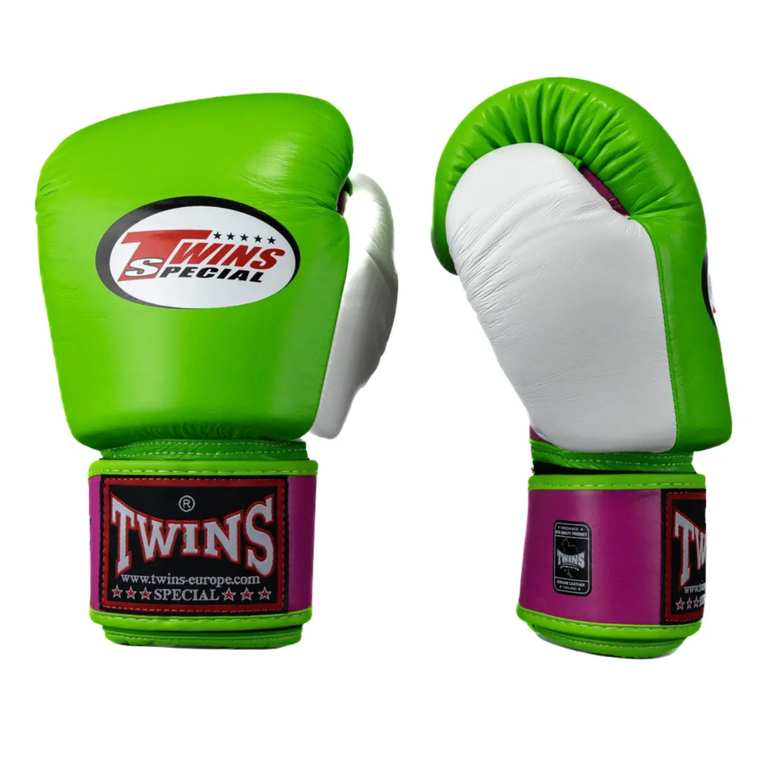 Twins Bokshandschoenen BGVL 3 Groen/Wit – voor- en zijaanzicht op witte achtergrond. Felgroene backhand met Twins Special-logo, witte palm en magenta-roze manchet zichtbaar. Brede klittenbandsluitingen zorgen voor een stevige, verstelbare pasvorm en betrouwbare polsondersteuning tijdens boksen en kickboksen.