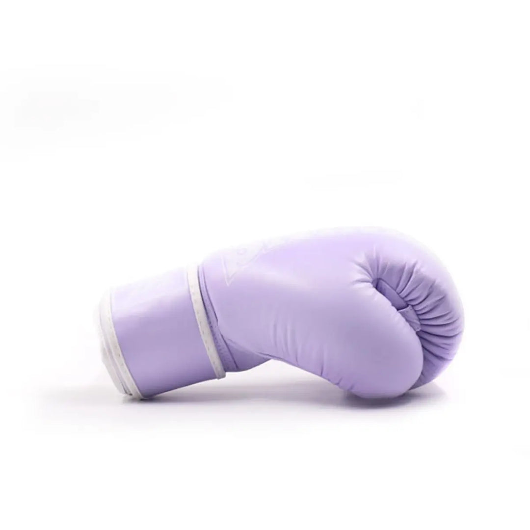 Een enkele Twins Bokshandschoen Paars liggend op een witte achtergrond, weergegeven in zijaanzicht. De handschoen toont de ergonomische vorm en stevige vulling, ideaal voor bescherming en comfort tijdens bokstraining.