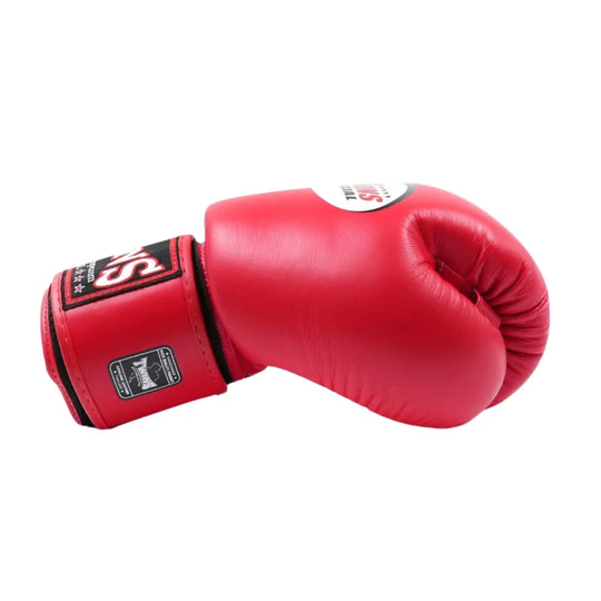 Rode Twins bokshandschoen van leer, liggend op een witte achtergrond met wit Twins-logo op de bovenzijde en rood label op de polsband.