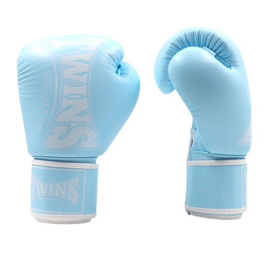 Voor- en achterkant van de Twins Bokshandschoenen BGVL 3 Sky Blue met brede klittenbandsluiting en ton-sur-ton branding. De polsband biedt stevige ondersteuning en stabiliteit. Ideaal voor boksers die comfort en bescherming willen combineren tijdens training.