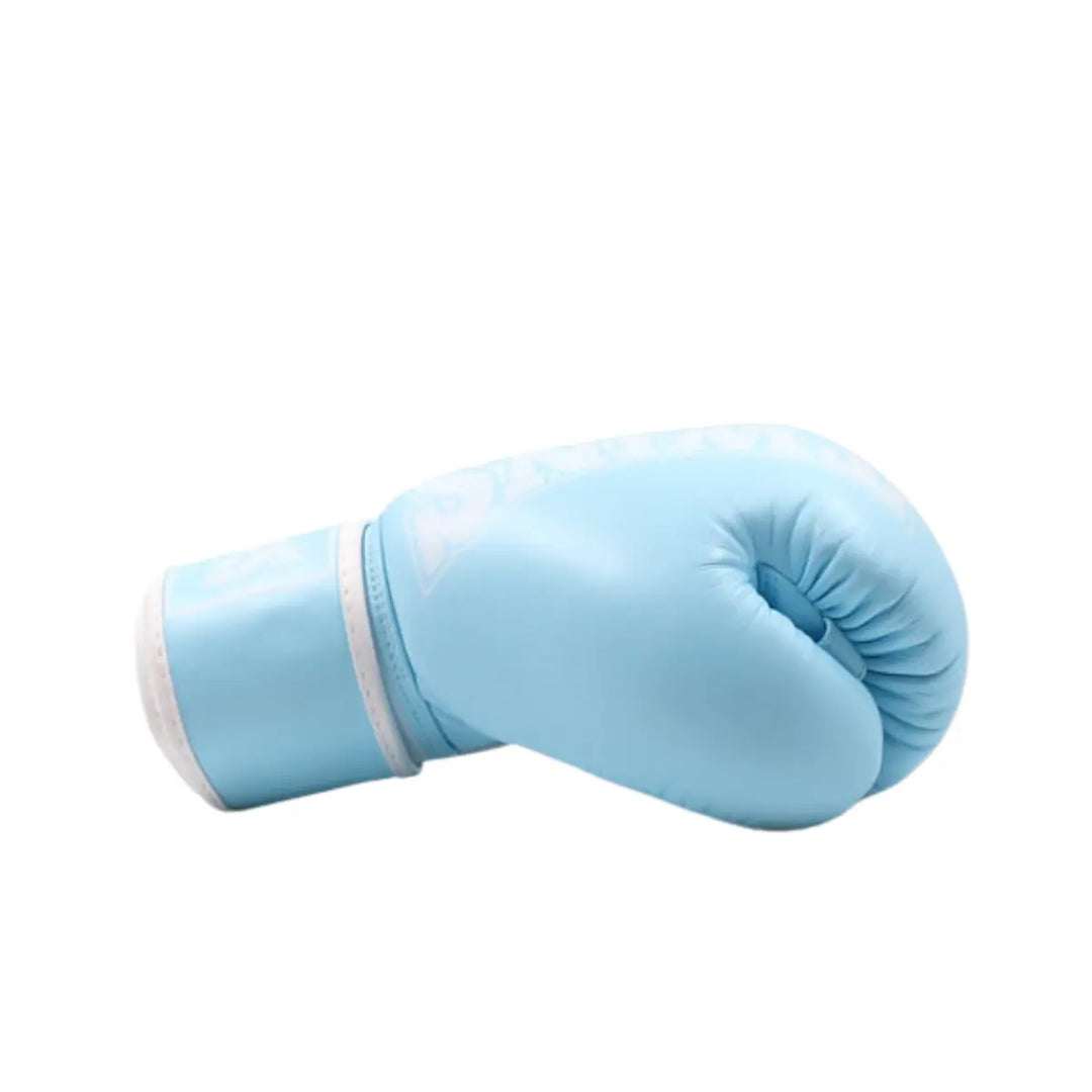 Zijkant van de Twins Bokshandschoenen BGVL 3 Sky Blue met lichtblauwe stootzone en bijpassende polsband. De afgeronde vorm en gelijkmatige padding zijn goed zichtbaar. Deze bokshandschoenen zijn ontworpen voor comfortabel en gecontroleerd trainen tijdens bokstraining.