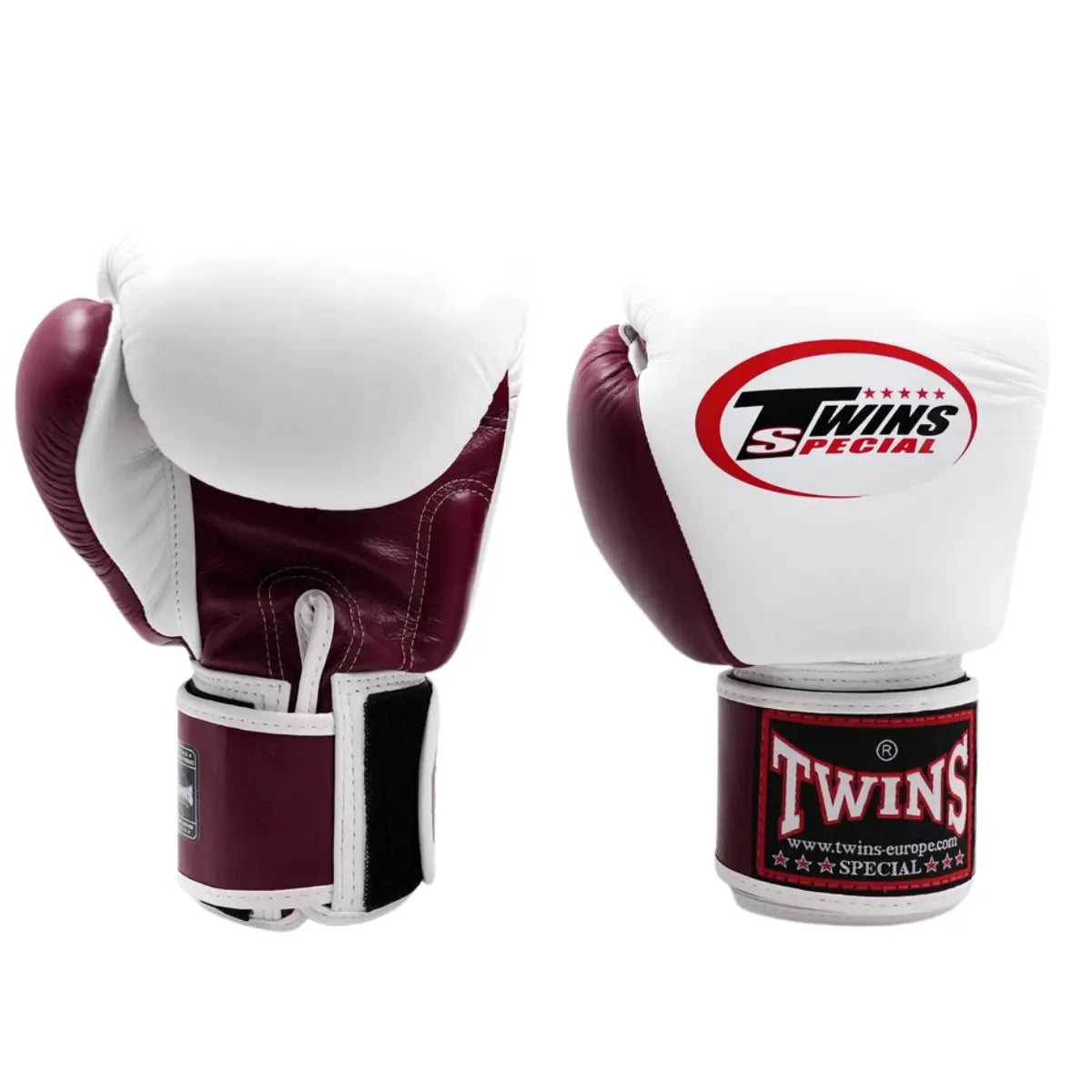 Twee Twins bokshandschoenen in bordeauxrood en wit, rechtopstaand op een witte achtergrond met rood Twins-logo op de vuistzijde en rood label op de polsband.