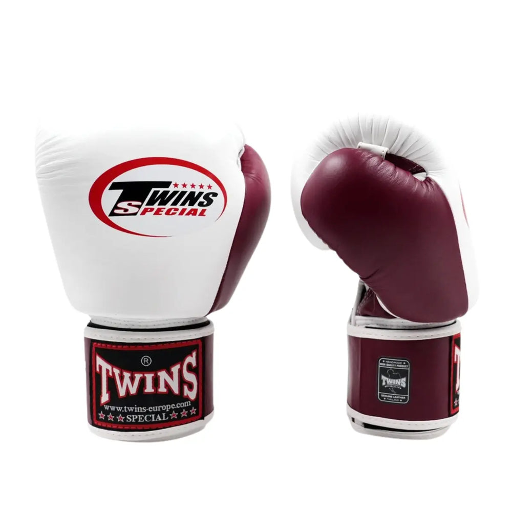 Set Twins bokshandschoenen in bordeauxrood en wit, rechtopstaand op een witte achtergrond met rood Twins-logo op de vuistzijde en rood label op de polsband.