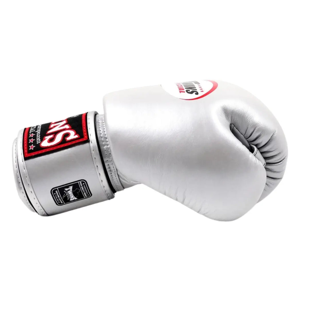 Twins Special BGVL3 bokshandschoen in zilver leer, zijaanzicht met stevige klittenbandsluiting en anatomische pasvorm voor boksen en kickboksen