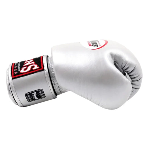 Twins Special BGVL3 bokshandschoen in zilver leer, zijaanzicht met stevige klittenbandsluiting en anatomische pasvorm voor boksen en kickboksen