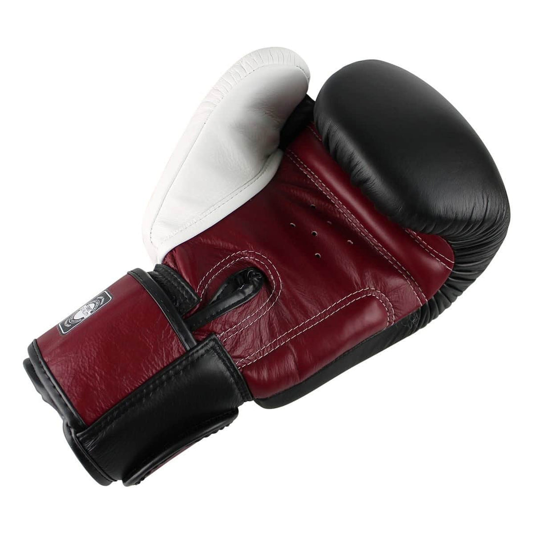 Close-up van de Twins Special Bokshandschoenen BGVL 4 Zwart Bordeaux, gemaakt van hoogwaardig leer. De handschoen toont de bordeauxrode afwerking met zwarte en witte accenten, stevige polssluiting en handgemaakte stiksels voor maximale duurzaamheid en comfort tijdens bokstrainingen.