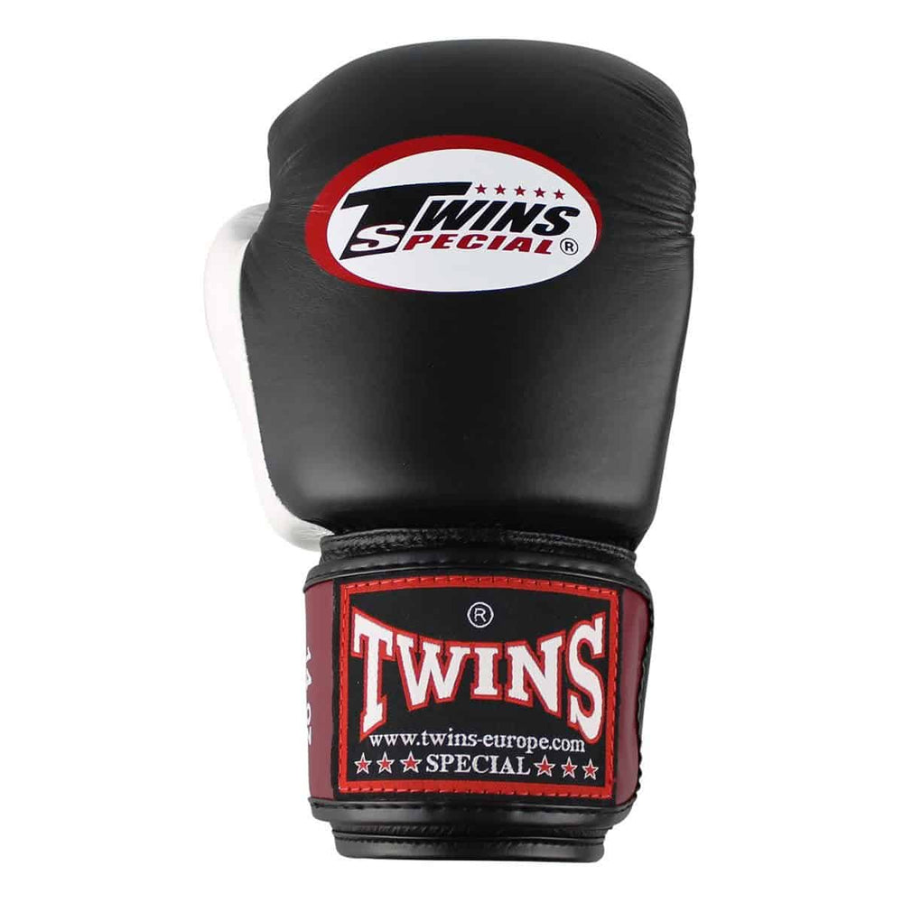Vooraanzicht van de Twins Special Bokshandschoen BGVL 4 Zwart Bordeaux Wit, met het herkenbare Twins-logo en stevige klittenbandsluiting. De leren handschoen combineert zwart, bordeaux en wit voor een tijdloze, professionele uitstraling, ideaal voor bokstraining en sparring.