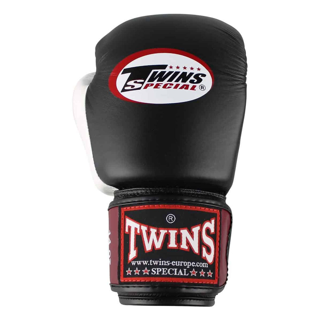 Vooraanzicht van de Twins Special Bokshandschoen BGVL 4 Zwart Bordeaux Wit, met het herkenbare Twins-logo en stevige klittenbandsluiting. De leren handschoen combineert zwart, bordeaux en wit voor een tijdloze, professionele uitstraling, ideaal voor bokstraining en sparring.