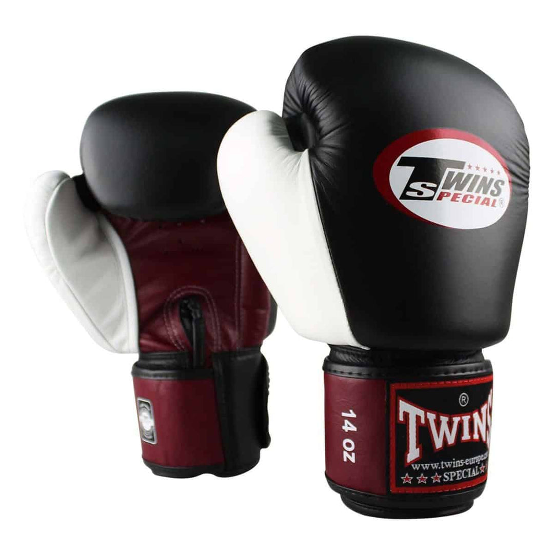 Set van Twins Special Bokshandschoenen BGVL 4 Zwart Bordeaux Wit, gemaakt van hoogwaardig leer met stevige polssluiting. De handschoenen combineren zwart, wit en bordeaux met het iconische Twins-logo, ontworpen voor optimale bescherming en comfort tijdens bokstrainingen.