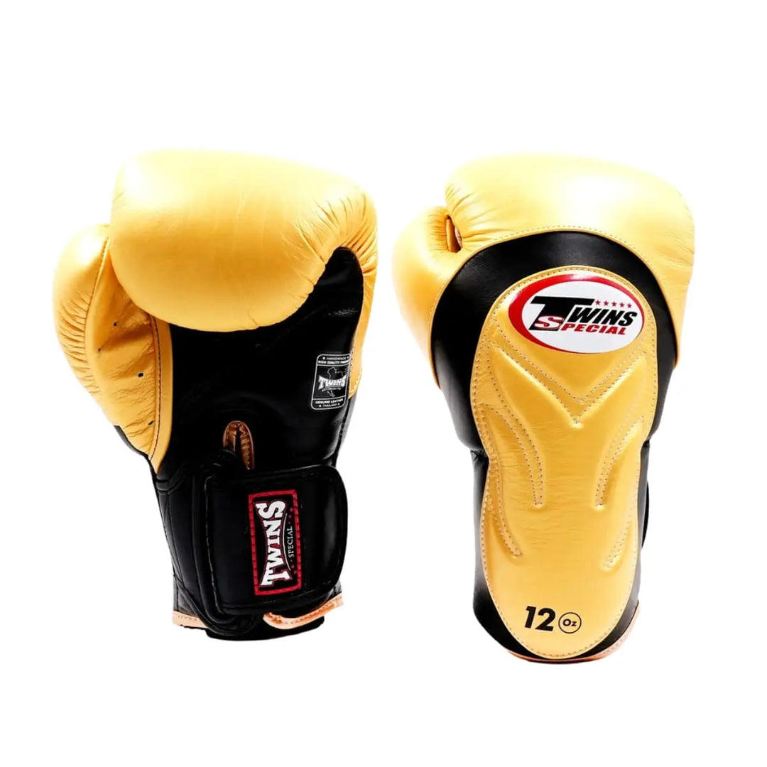 Twins Special bokshandschoenen in geel met zwarte details, getoond van binnen- en buitenzijde met 12 oz aanduiding. Voorzien van stevige padding en brede klittenbandsluiting voor optimale bescherming en ondersteuning tijdens bokstraining en sparren in de gym.