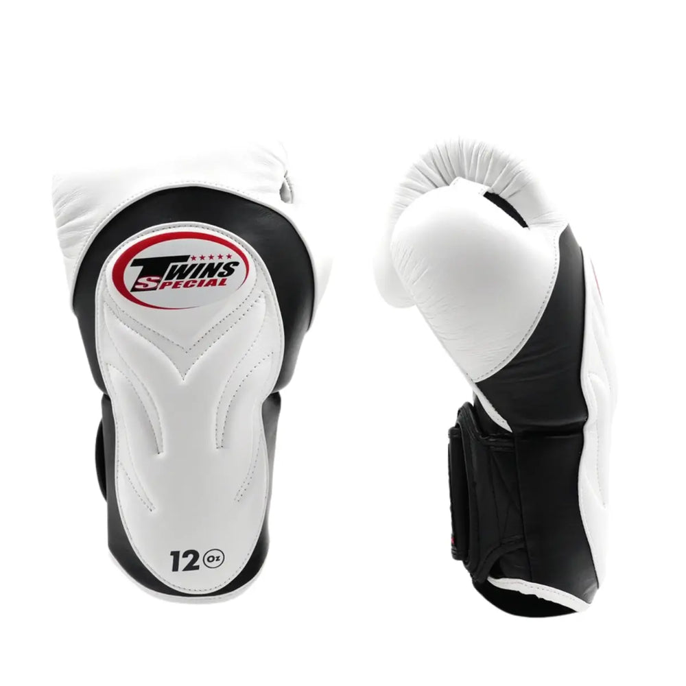 Voorzijde en zijaanzicht van de Twins Bokshandschoenen BGVL 6 Wit met verlengde polsbescherming en ergonomische padding.