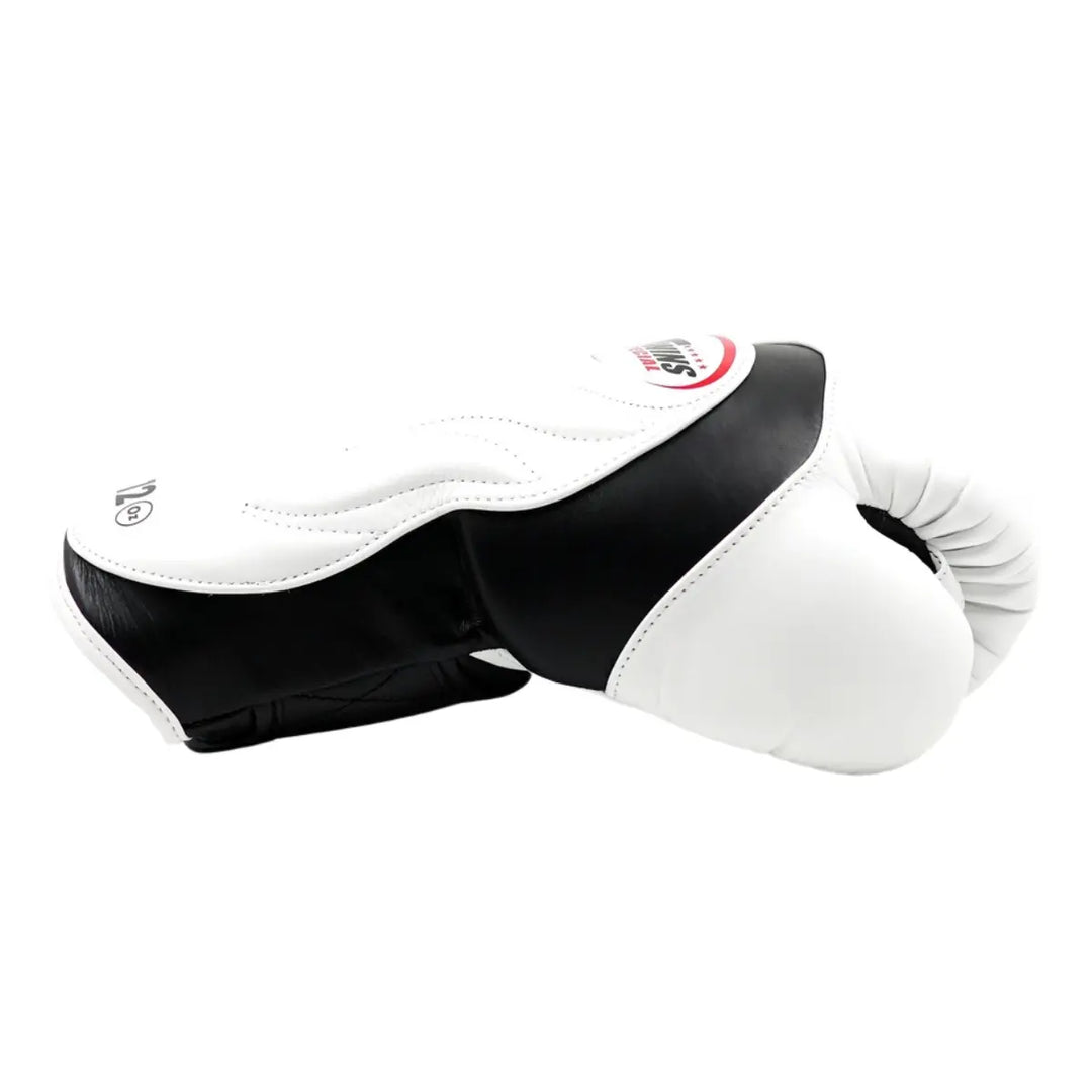 Zijaanzicht van de Twins Bokshandschoenen BGVL 6 Wit liggend gefotografeerd, met robuuste constructie en stevige klittenbandsluiting.