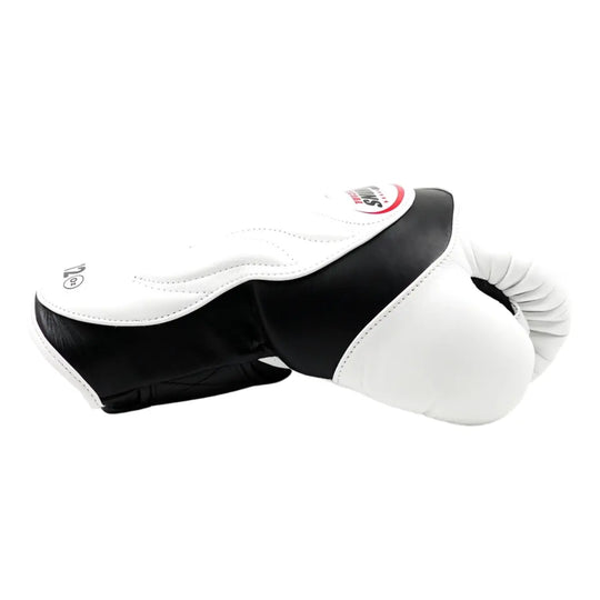 Zijaanzicht van de Twins Bokshandschoenen BGVL 6 Wit liggend gefotografeerd, met robuuste constructie en stevige klittenbandsluiting.