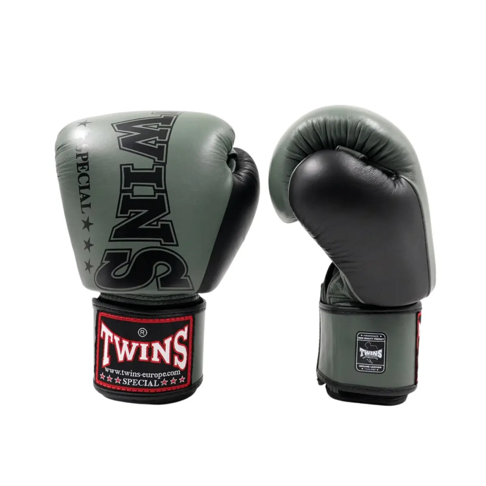Voor- en zijkant van de Twins Bokshandschoenen BGVL 8 Groen met groot Twins-logo op de handrug. De combinatie van groen en zwart zorgt voor een robuuste uitstraling. De anatomische pasvorm ondersteunt een natuurlijke vuistpositie bij stoten.