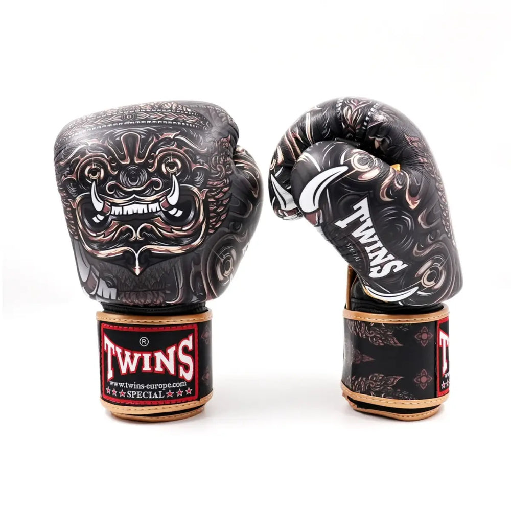 Twins Special bokshandschoenen BGVL FBGVL3-63 met zwart-goud demon-design op een witte achtergrond. Productfoto van twee bokshandschoenen rechtop naast elkaar, bedoeld voor de webshop.