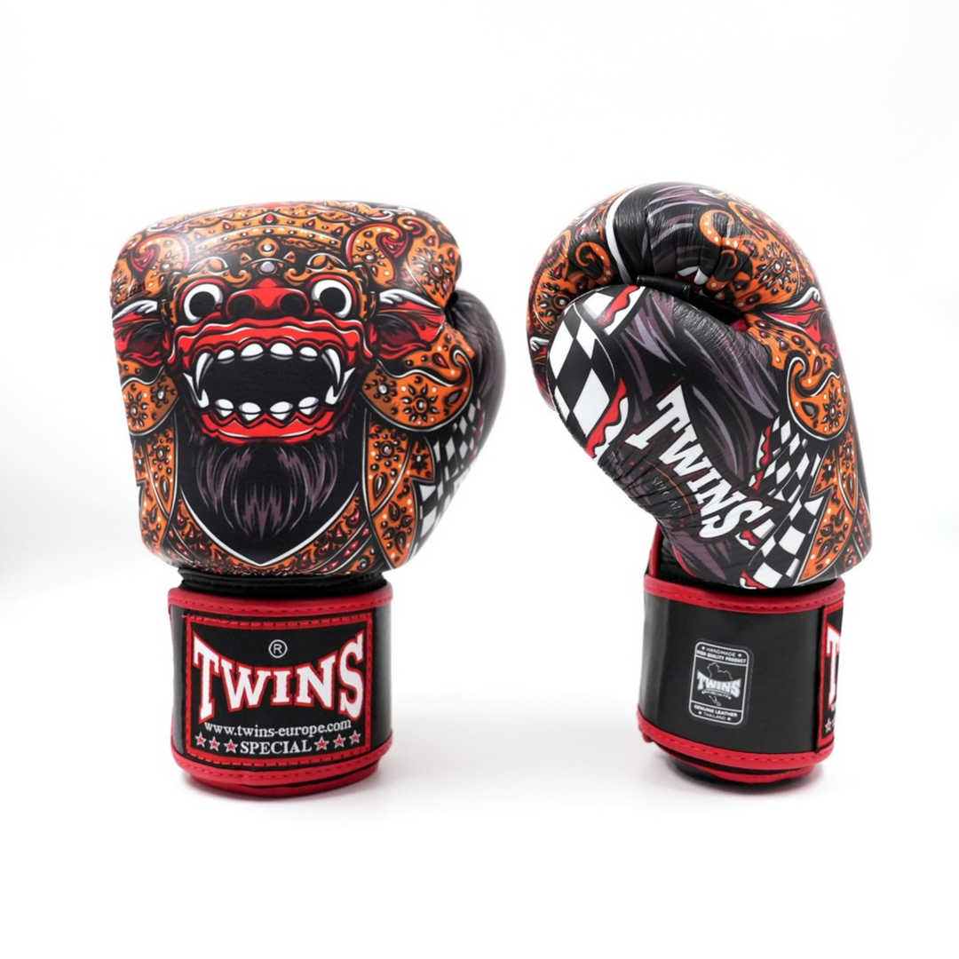 Twins Special bokshandschoenen BGVL Fantasy met rood-oranje demon-design op een witte achtergrond. Productfoto van twee bokshandschoenen rechtop naast elkaar, bedoeld voor de webshop.