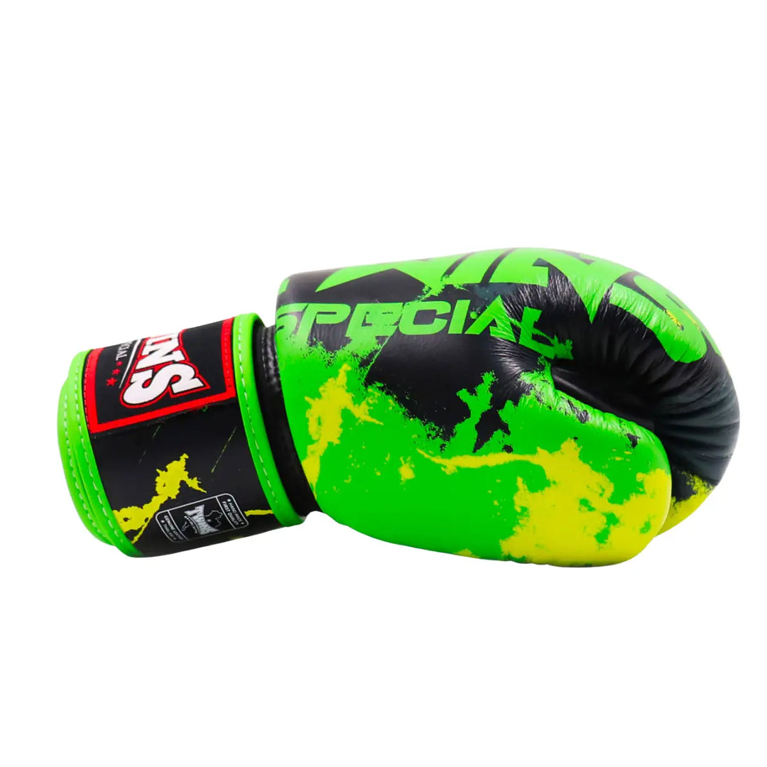 Enkele Twins Special bokshandschoen in groen, zwart en geel met splash design en klittenbandsluiting.