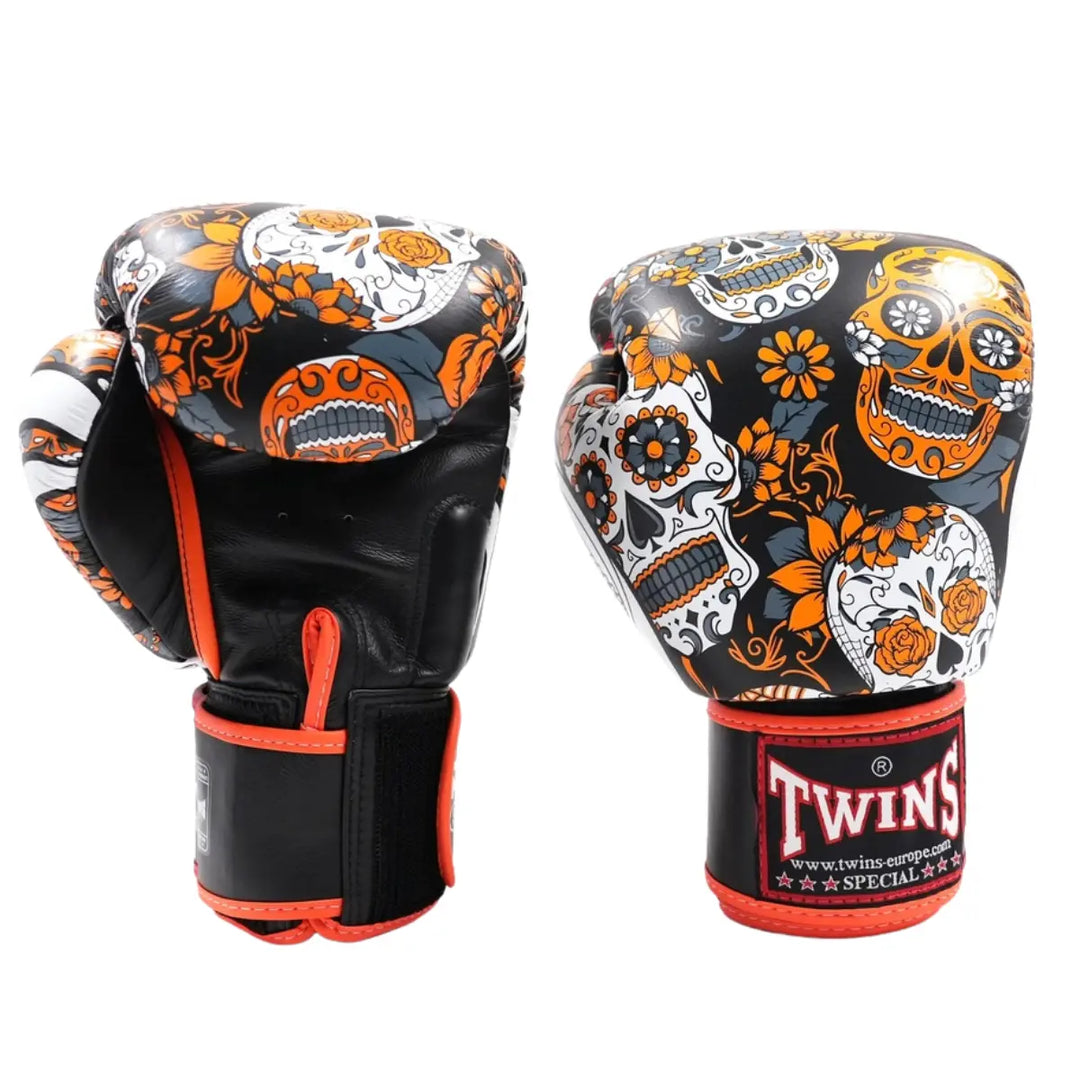 Twins bokshandschoenen met oranje sugar skull design en zwarte basis. Gemaakt van leer met klittenbandsluiting