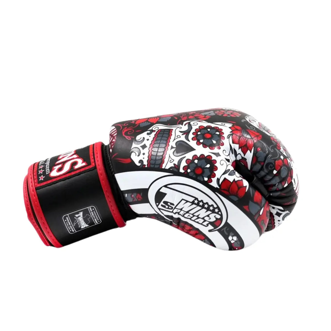 Twins bokshandschoen zwart rood Sugar Skull zijaanzicht voor boksen en kickboksen