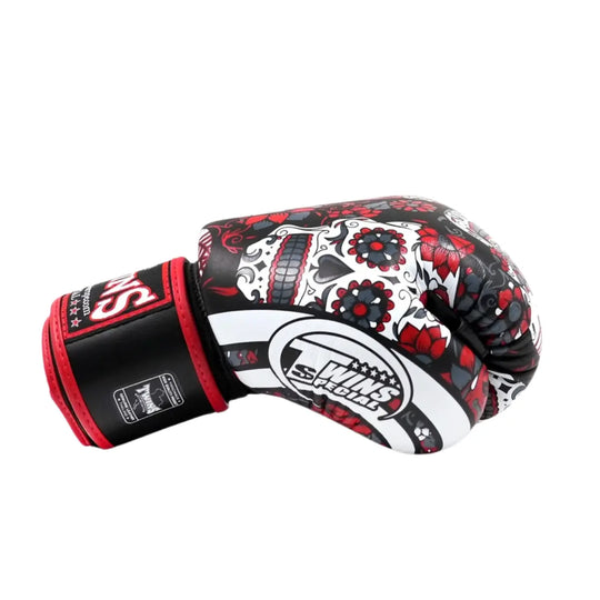 Twins bokshandschoen zwart rood Sugar Skull zijaanzicht voor boksen en kickboksen