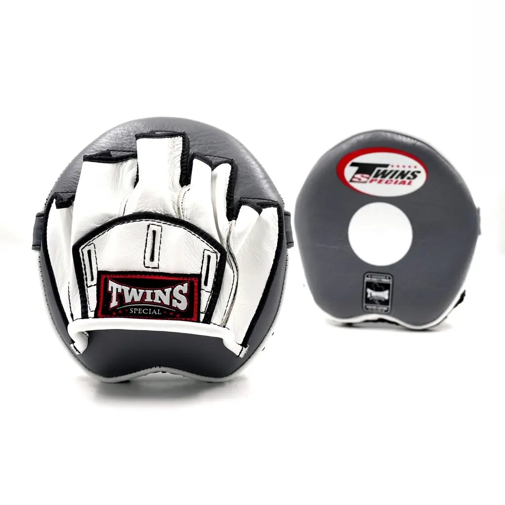 Paar Twins Special focus mitts in grijs en wit, met rood logo-opdruk en witte targetcirkel op de voorkant.