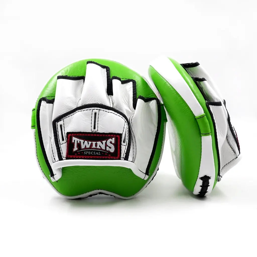 Paar Twins Special focus mitts in felgroen en wit, met rode logo-opdruk en witte targetcirkel op de voorkant.