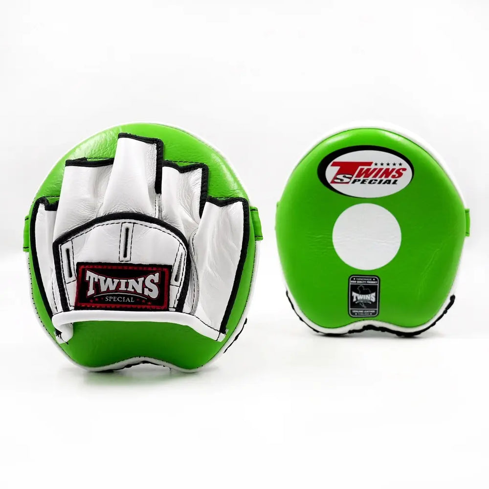 Paar Twins Special focus mitts in felgroen en wit, met rode logo-opdruk en witte targetcirkel op de voorkant.
